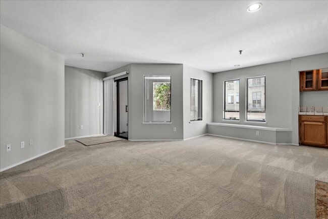 Building Photo - Beautiful 3 bed 2 bath condo near Downtown...