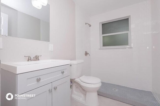 Building Photo - 1008 E Linebaugh Ave.