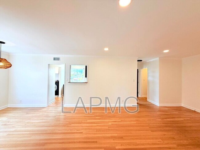 Building Photo - 16457 Gledhill St