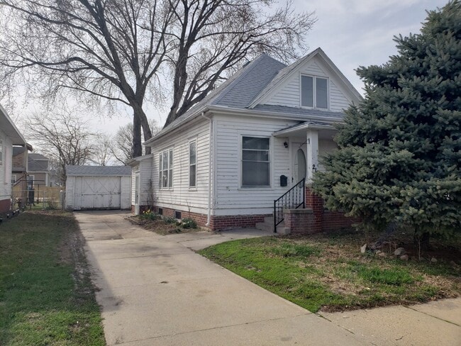Primary Photo - 2 Bedroom 1 bath house located near downto...