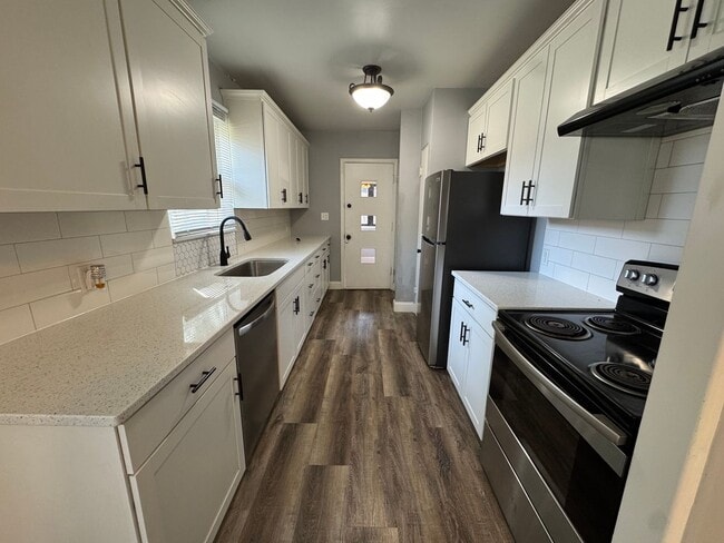 Building Photo - 3 Bedroom | 1.5 Bathroom | 3-Car Garage | ...