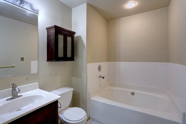 Building Photo - 3BD/2.2BA Fabulous End-Unit Townhome in Columbia