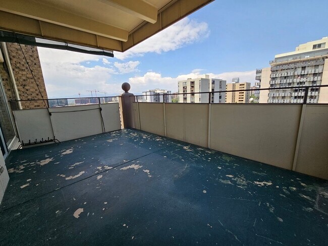 Building Photo - Amazing Penthouse 2 Bedroom 2 Bath With Mo...