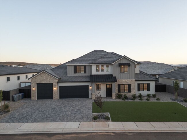 Building Photo - 6 bed / 4 bath / 3 car garage custom home in Pecan Valley