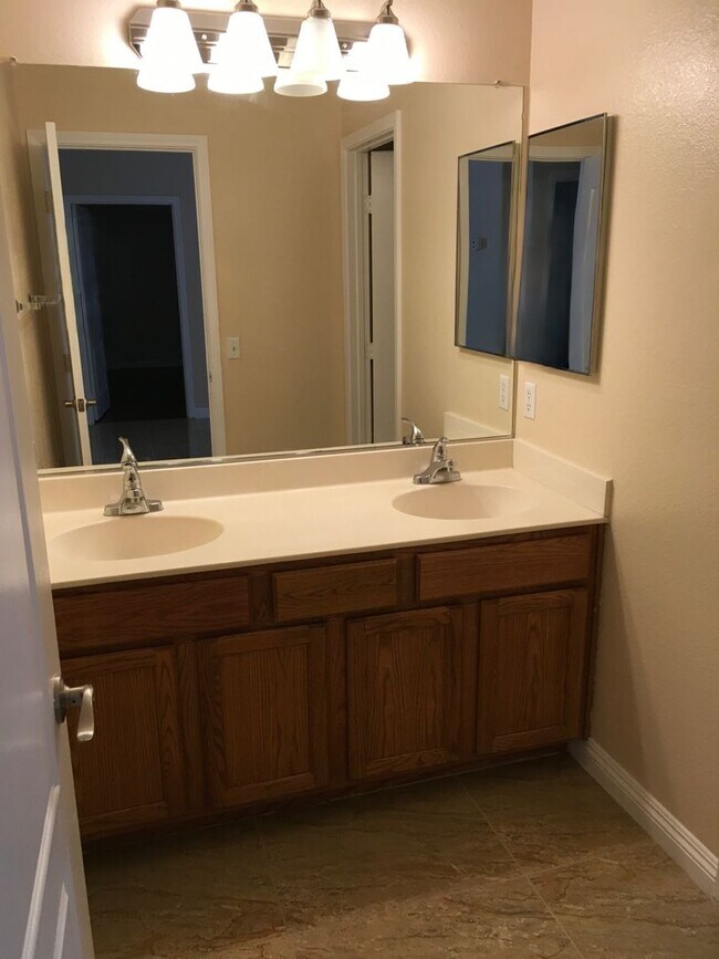 Building Photo - Great single-story home, 3brms, 2bath, 2crg.