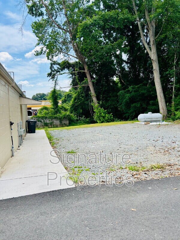 Building Photo - 1821 Seymour Dr
