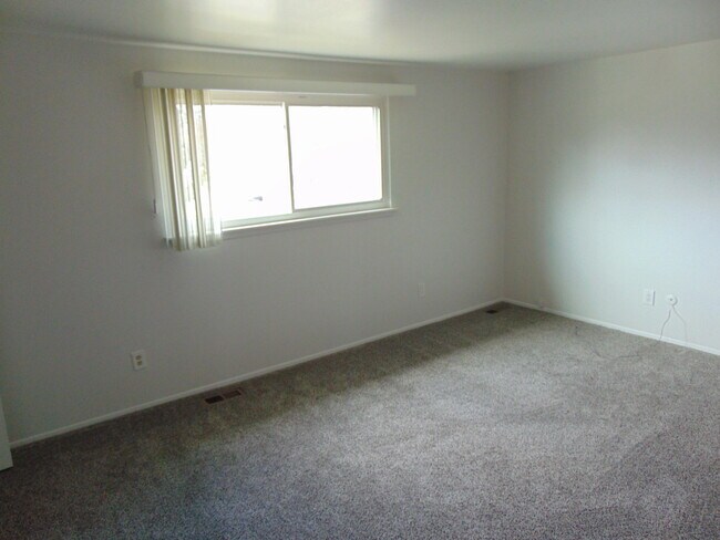 Building Photo - 11730 Riverside Dr