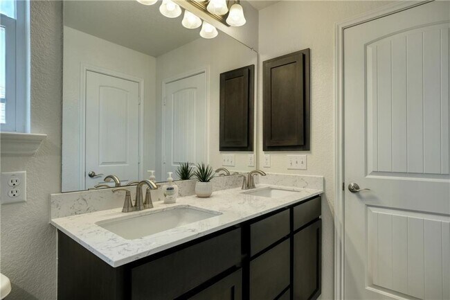 Building Photo - 521 Bradford Ln