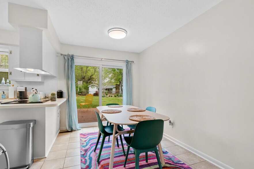 Building Photo - 840 W Davis St