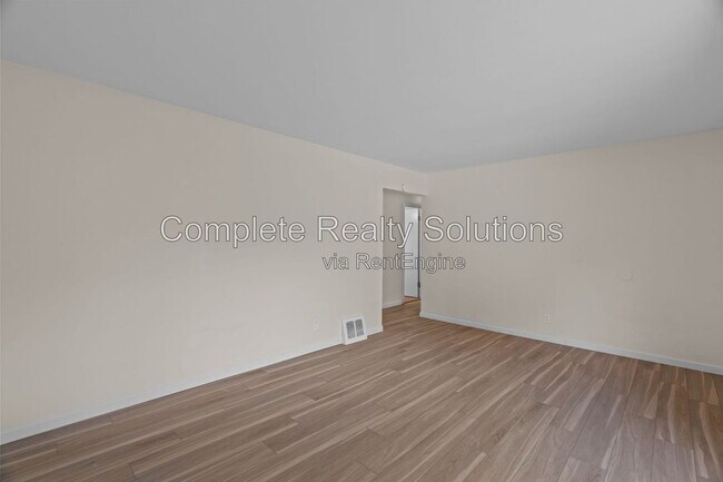 Building Photo - 5661 Bermuda Dr