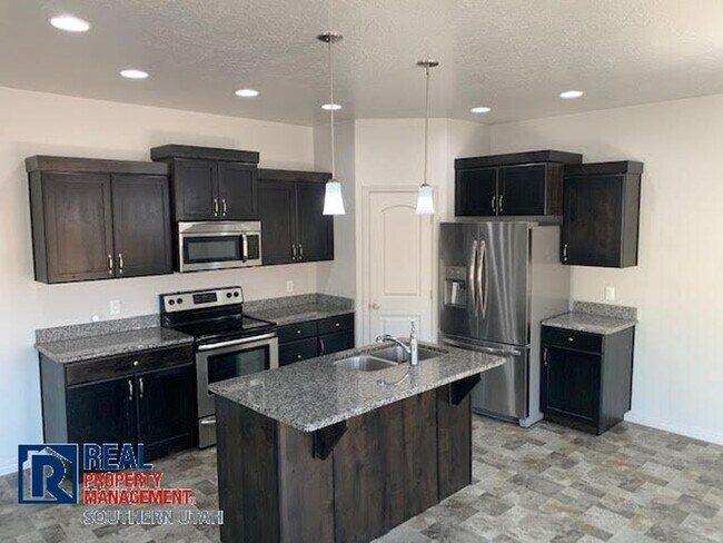 Building Photo - 4 Bedroom townhome