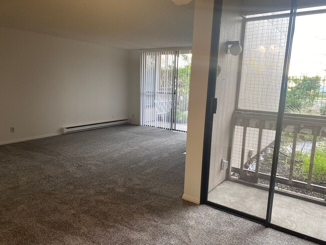 Building Photo - 2101 Shoreline Dr