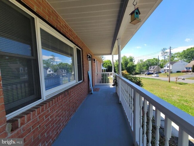 Building Photo - 111 Windcrest Cir