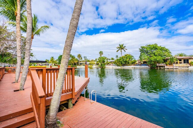 Building Photo - 1712 NE 18th Ave