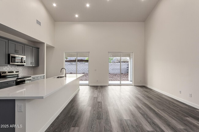 Building Photo - 949 E Desert Ln