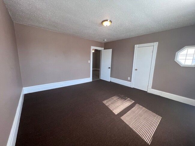 Building Photo - Upper Three Bedroom on NW Side of Grand Ra...