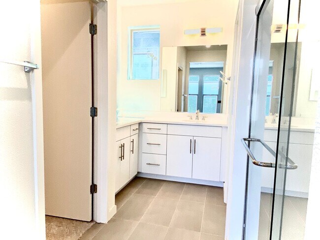 Building Photo - First Month Rent: FREE (with approved lease terms)