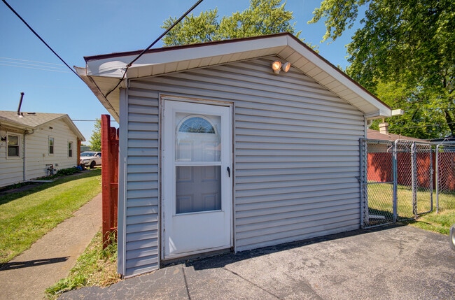 Building Photo - 2024 Plainfield Rd