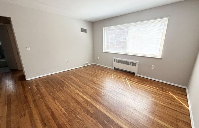 Interior Photo - Ludlow 922-926