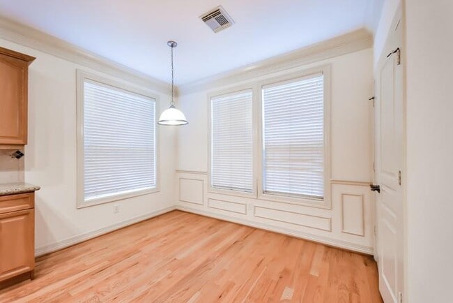 Building Photo - 845 Rosine St