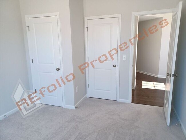 Building Photo - Gorgeous 4 Bedroom House with 1st Floor Pr...
