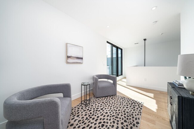 Building Photo - 10 Brinkerhoff St