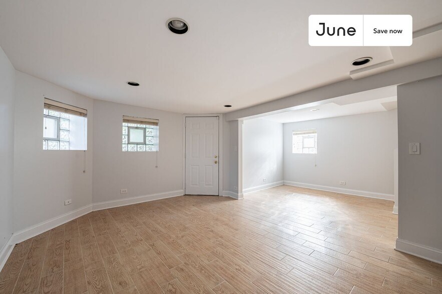 Building Photo - 3020 N Sawyer Ave