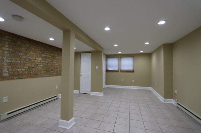 Building Photo - 4457 W Wrightwood Ave