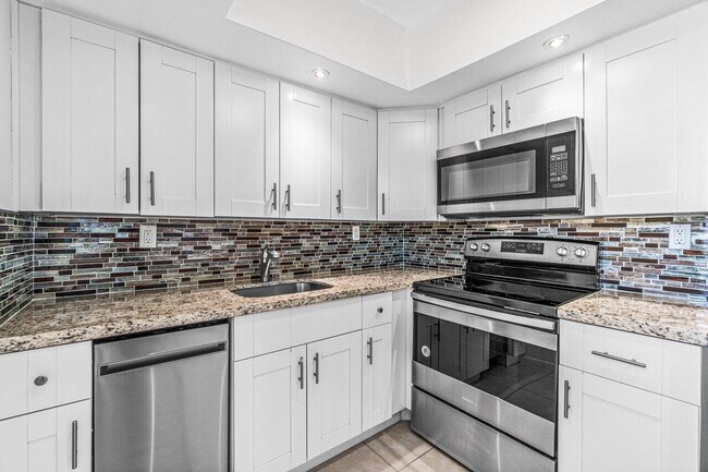 Building Photo - 641 Normandy Ln