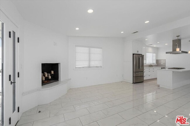 Building Photo - 645 N Sierra Bonita Ave