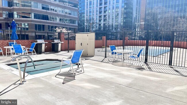 Building Photo - 1001 N Randolph St