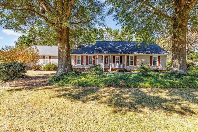 Primary Photo - Charming ranch home 3 bedrooms and 2 bathrooms in Burlington w/ 5 garage spaces.