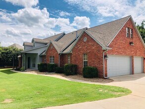 Building Photo - 4 bed + office + Bonus room/2nd Living ups...