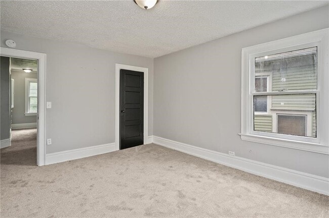 Building Photo - 117 Kenwood Ave
