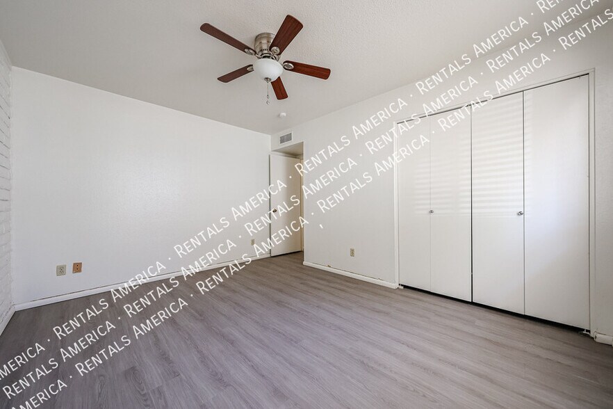 Building Photo - 2156 E Yale Dr