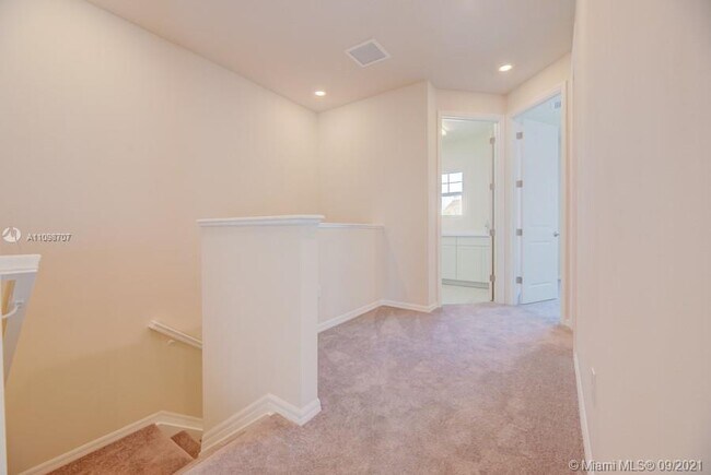 Building Photo - 1585 Evergreen Terrace