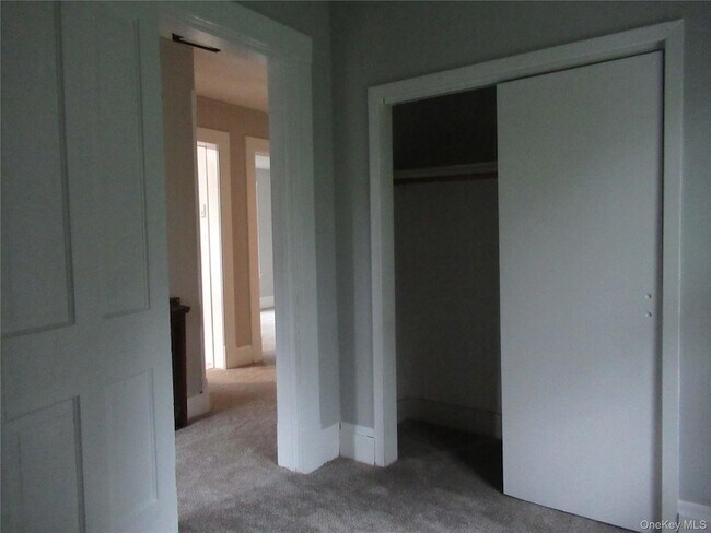 Building Photo - 25 Fairway Dr