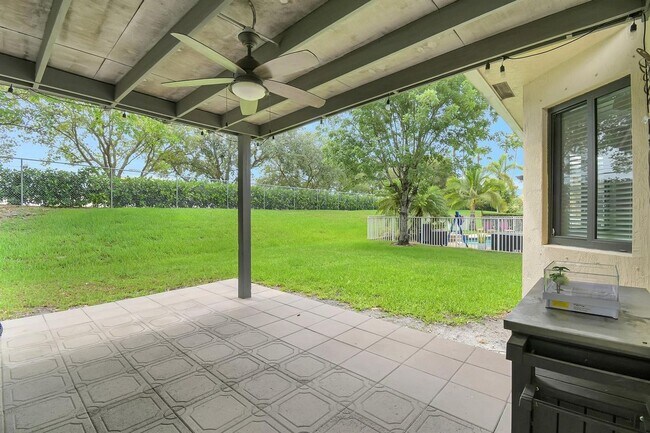 Building Photo - 6041 SW 195th Ave