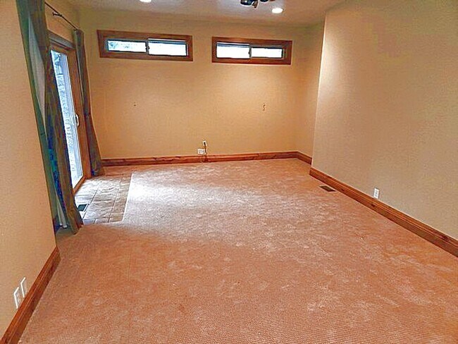 Building Photo - Beautiful Ranch Place Home