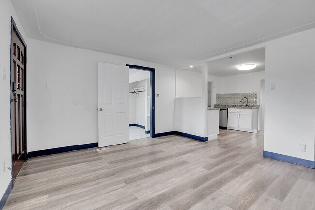 Building Photo - $2,550 - 3 Bed, 2 Bath Updated Home in Den...