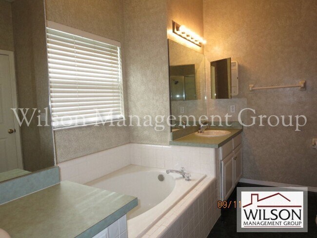 Building Photo - 3 br, 2 bath House - 2942 Oak Hammock Court