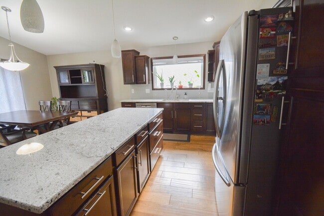 Building Photo - 5 Bed, 3 Bath Home for Rent – Utilities In...