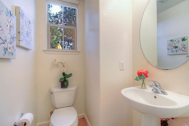 Building Photo - 1,812 Square Foot Two level 3 bedroom  2.5...