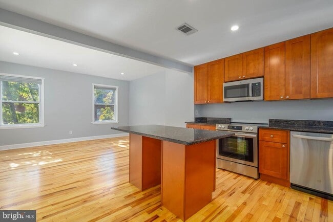 Building Photo - 2225 Mt Vernon St