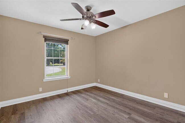 Building Photo - 1400 Emerald Cir