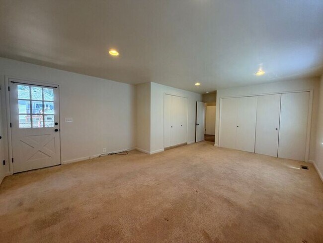 Building Photo - 3 Bed and 3 Bath Home Located Off of Forest Ave