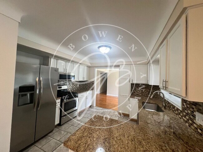 Building Photo - "Charming 4-Bedroom Washington Local Gem w...