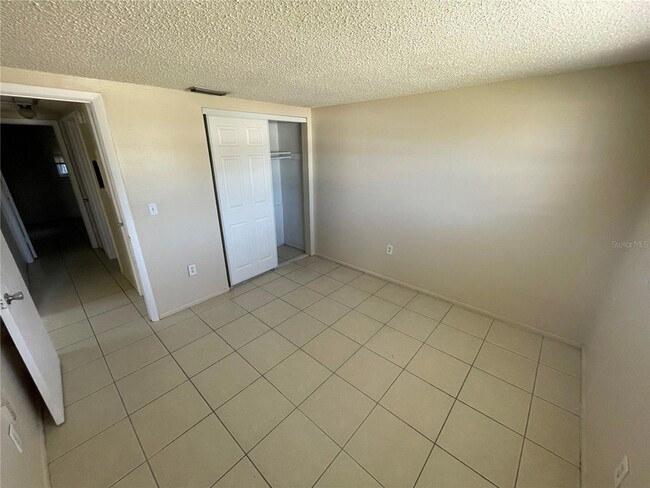 Building Photo - 4128-4126 Shoreline Dr