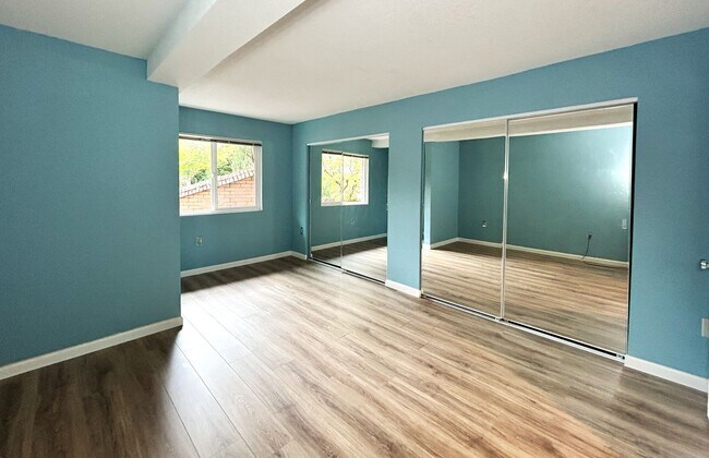Building Photo - Cozy, Conveniently Located Large One Bedroom Condo!