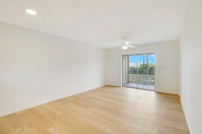 Building Photo - 2770 Garden Dr S